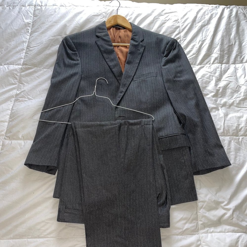Jos. A. Bank - Mens Suit - Slim fit - Grey pinstripe - Lightly worn